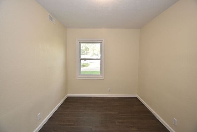 Building Photo - Elkhart North West- 3 bedroom ranch with d...