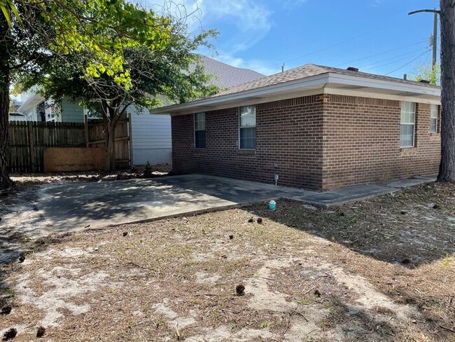 Building Photo - PRICE DROP! Beautiful 3 Bedroom House-$500...