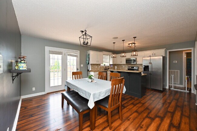 Building Photo - Show-Stopping Rental Home – A Rare Find wi...