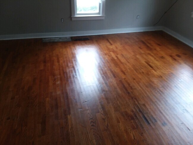 Building Photo - 322 E 4th St