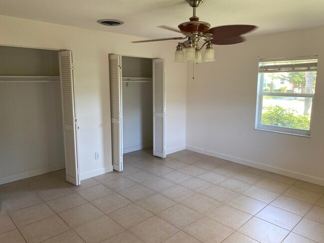 Building Photo - 956 Tulip Ln