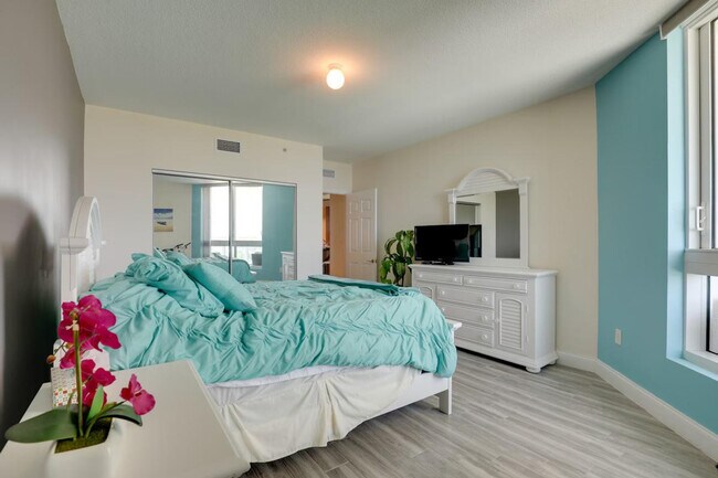 Building Photo - 241 Riverside Dr