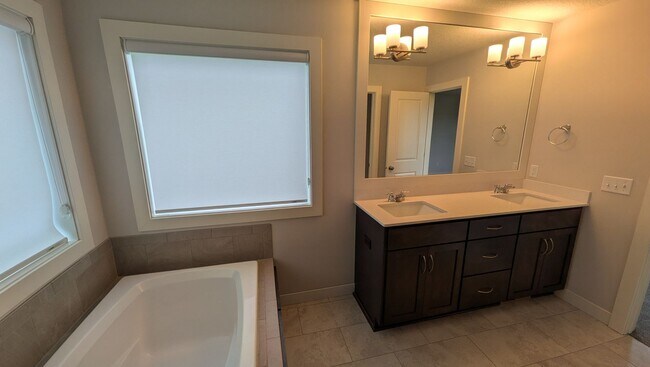 Building Photo - Amazing updated Chaska 4 bedroom home!