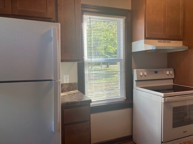 Building Photo - Updated 3 Bedroom - 1 Bath House in Twin L...