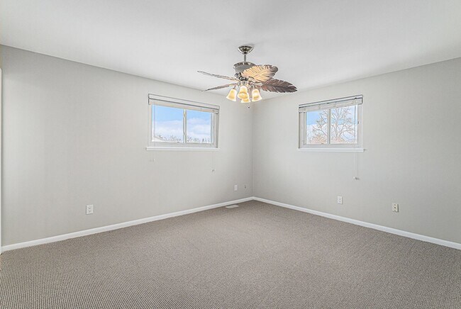 Building Photo - 3 bedroom 2.5 bathroom in Heather Ridge!