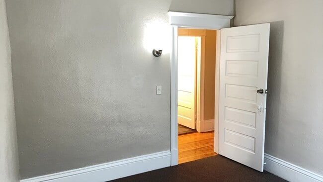Building Photo - Available NOW!!  3 Bedroom Upper Level Dup...