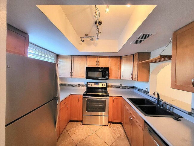 Building Photo - EXCELLENT TOWNHOME IN TEMPE!