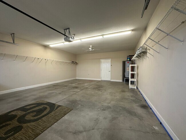 Building Photo - 3 Bedroom / 2 Bath/2 car garage/sunroom Brick Home Kingsport, TN