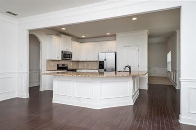 Building Photo - Stunning 4/3 Available Now!