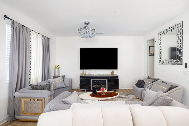 Building Photo - Modern 3-Story Townhouse in Agualuna!