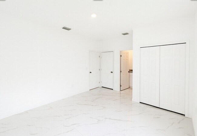 Building Photo - MOVE IN READY-3/2/1-PUNTA GORDA, FL