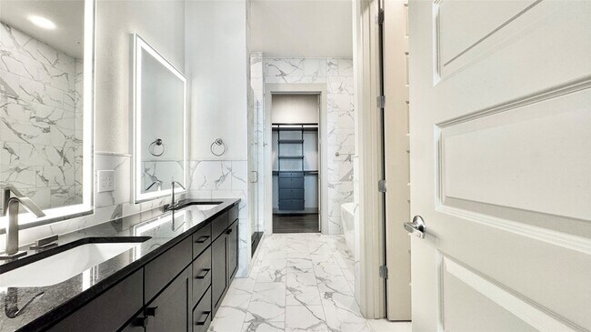 Building Photo - 3330 Oak Grove Ave