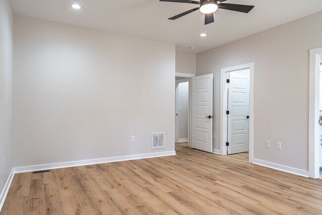 Building Photo - 721 Blue Bird Dr
