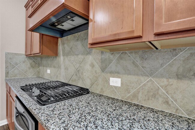 Building Photo - Located in McKinney's desirable Erwin Farms, this beautiful home exudes modern elegance and pract...