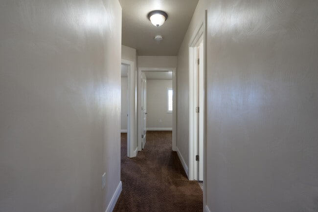 Building Photo - 3 bed 2 bath home with fully-fenced yard