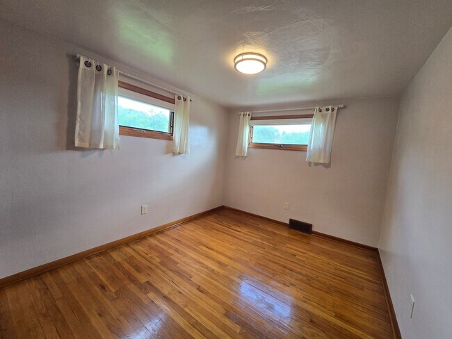 Building Photo - Updated 3 Bedroom Home - Available NOW!