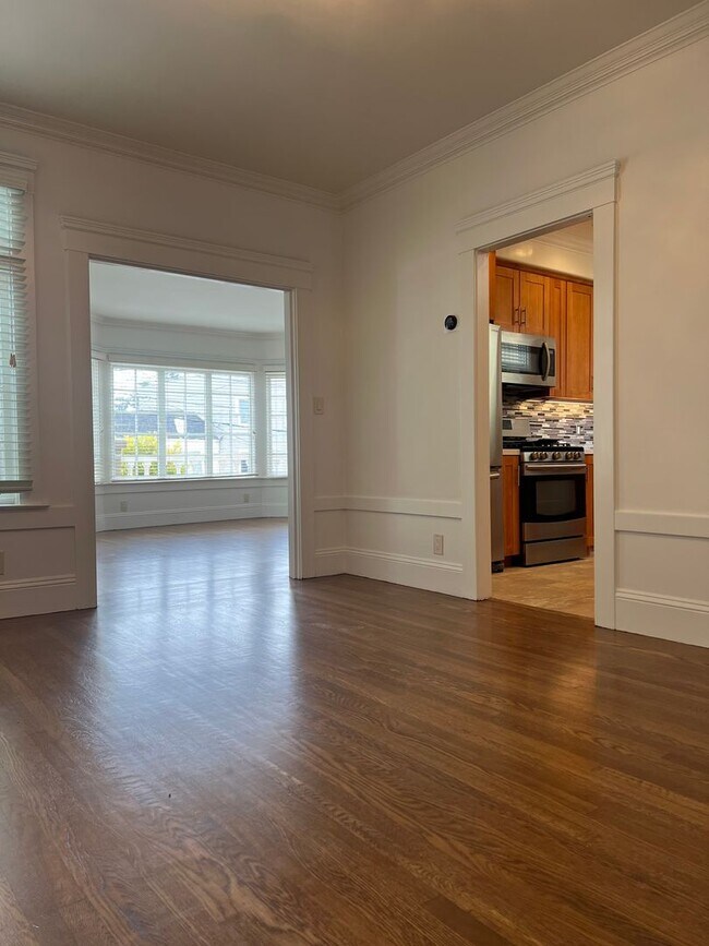 Building Photo - Charming Outer Sunset 2 BDRM WITH SUNROOM Home Just Steps from Ocean Beach!