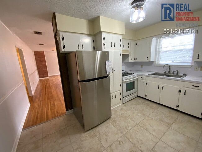 Building Photo - 711 W 54th St