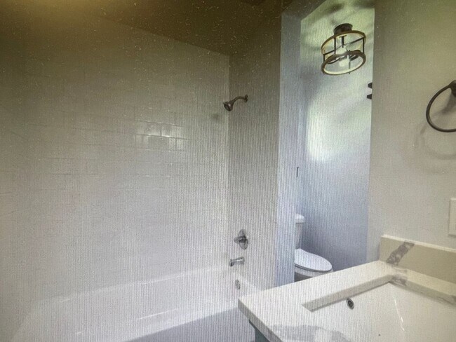 Building Photo - Beautiful home just minutes from the Brazos river Granbury