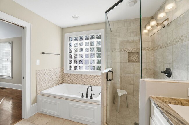 Building Photo - Historic Wesley Heights Home | Walkable to Uptown | 2 Primary Suites