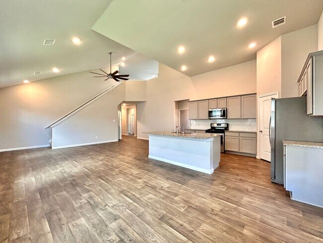Building Photo - Bright and Spacious 4/BR 3/BA Home with Pr...