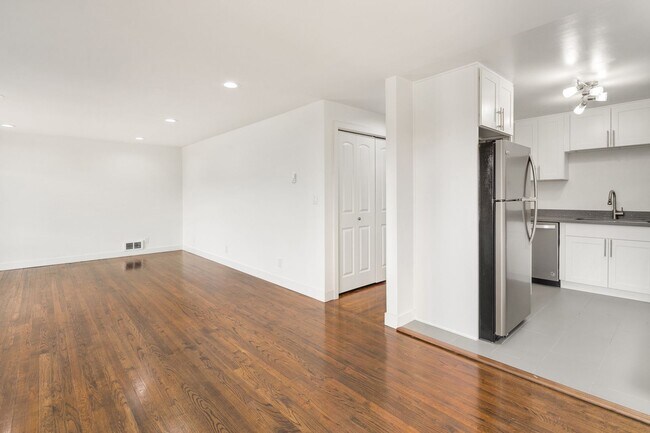 Building Photo - 1 Month Free! Greenlake 2 Bedroom - Top Floor, Washer/Dryer, Private Balcony, Parking Available