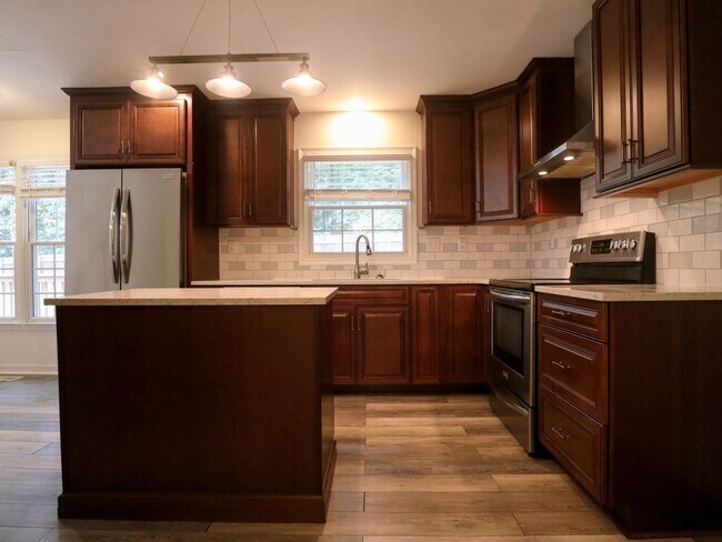 Building Photo - Spacious 4-Bedroom with Fenced Yard, Deck,...
