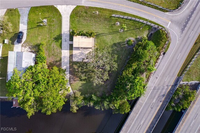 Building Photo - 1747 Beverly Dr