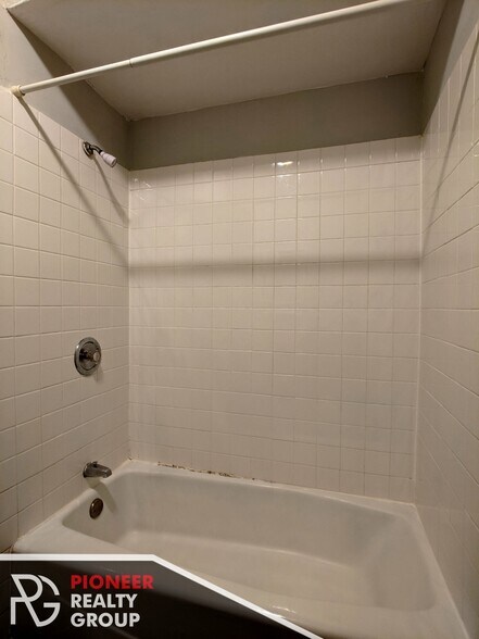 Building Photo - 832 W Wolfram St
