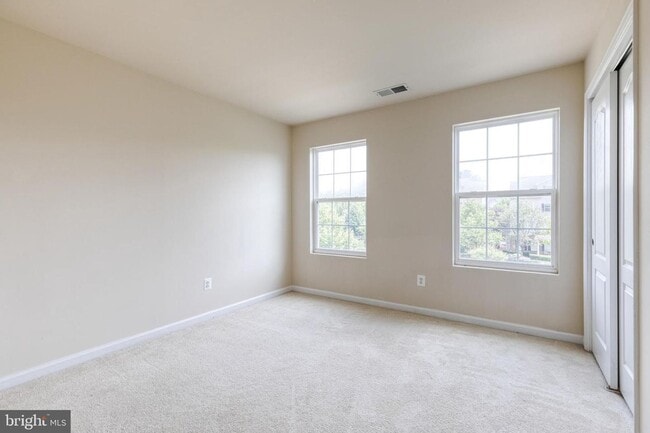 Building Photo - Welcome to Observation Drive! This lovely 3bd 2.5bth home is ready and waiting for you.
