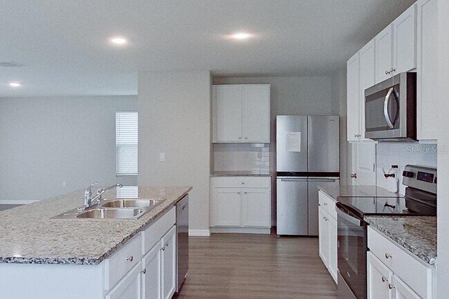Building Photo - 8650 SW 44th Ct