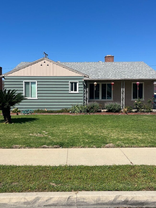 Building Photo - Home with a Cabin Style Family room and backyard Oasis