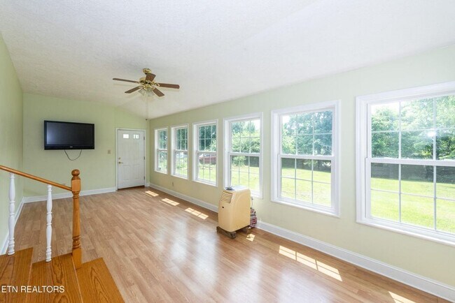 Building Photo - Maryville 37804 - 2 bedroom, 1 bath home w...