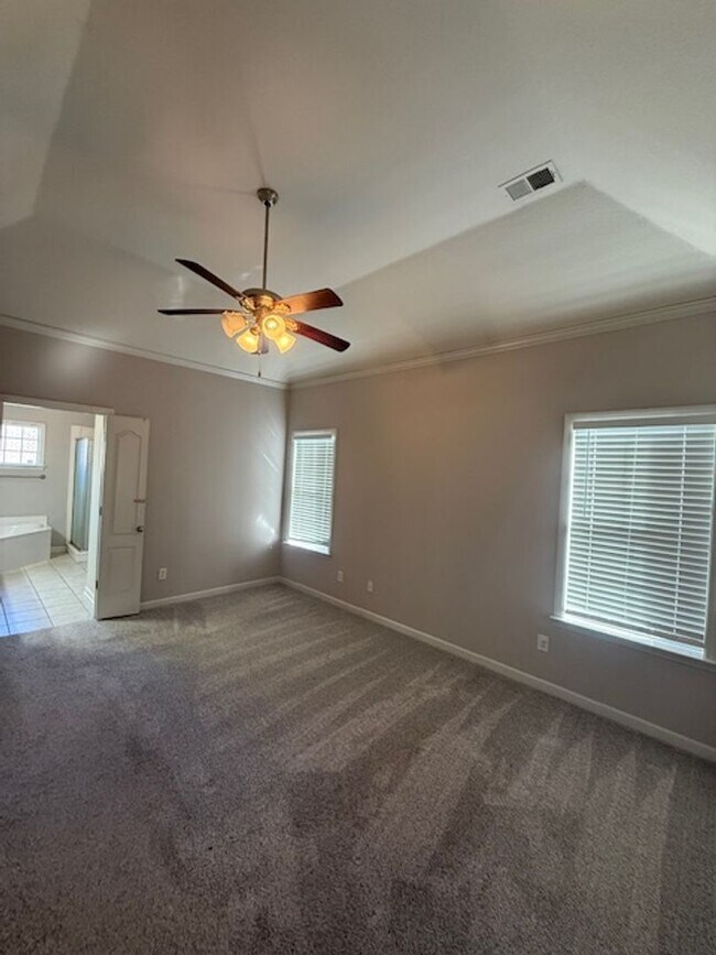 Building Photo - 3 bed 2 bath home with a large bonus room and an additional room that would be perfect for an off...