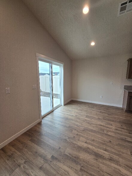 Building Photo - 323 Omphale St W