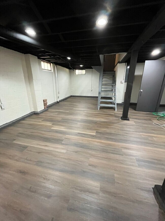Building Photo - Updated 2 Bedroom, 1 1/2 Bath Home With Fe...