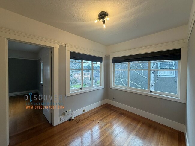 Building Photo - Lakeshore Craftsman with Detached Cottage and Versatile Bonus Rooms