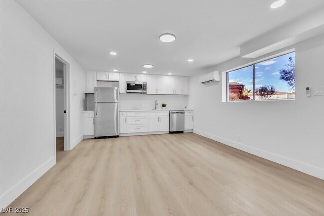 Building Photo - 3485 Shamrock Ave