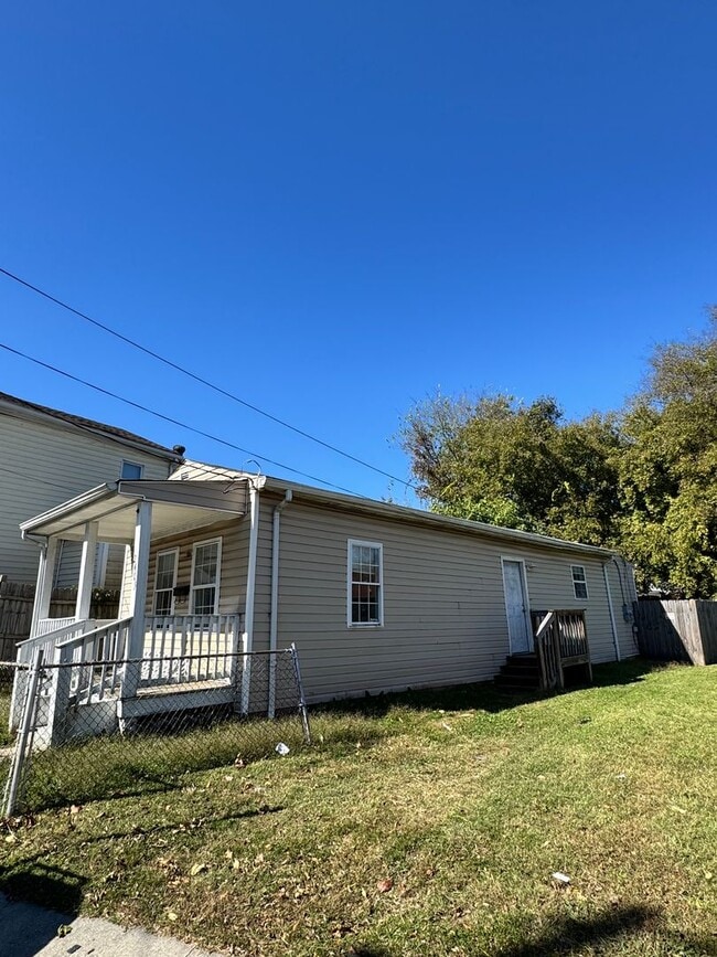 Building Photo - 2 bedroom house on Southside w Laundry HVAC