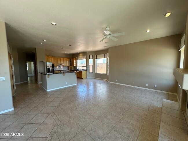 Building Photo - 2053 E Clubhouse Dr