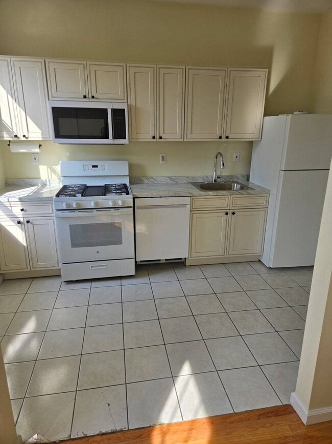 Building Photo - 121 Weirfield St