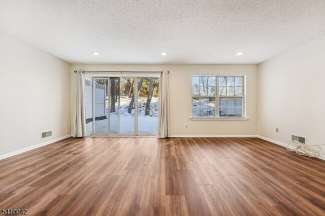 Building Photo - 1075 Ash Dr