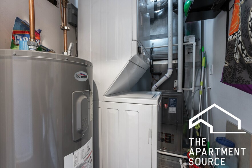 Building Photo - 2651 W Armitage Ave