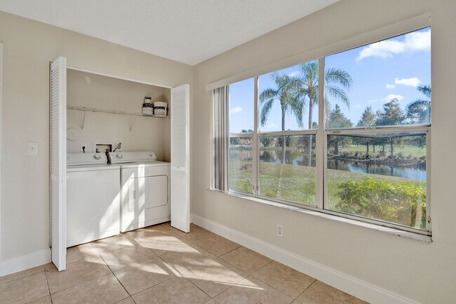 Building Photo - Remodeled 2 Bedroom / 2 Bathroom Condo with Lake View – Great Location