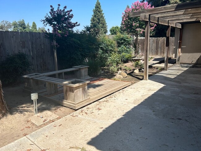 Building Photo - 3 bedroom 2 bathroom in central Visalia!