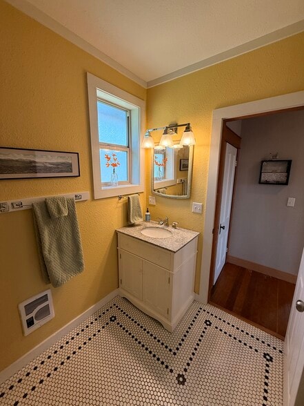 Building Photo - 215-1/2 N Emmett