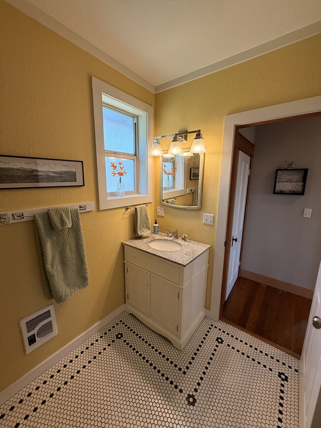 Building Photo - 215-1/2 N Emmett