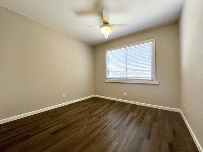 Building Photo - UPDATED 2 story townhome FOR RENT  **SAVE ...