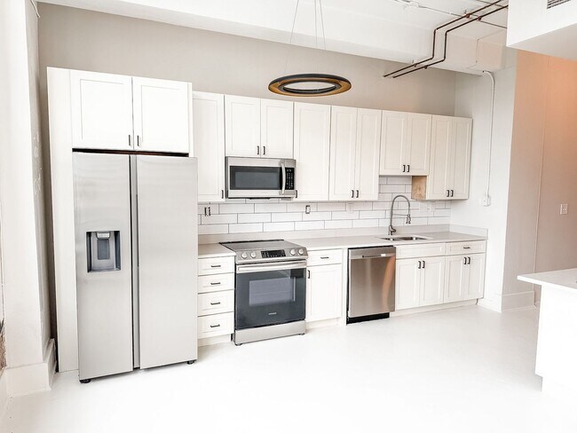 Building Photo - AVAILABLE AUGUST 21st!!!!! Gorgeous 2 bedroom 1 bath Condo on Gay Street in downtown Knoxville!!!