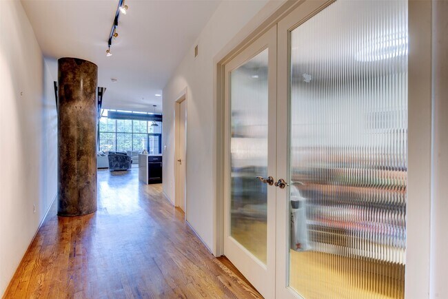 Building Photo - 1005 S Shepherd Dr